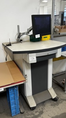 1 Mobiler Arbeitsplatz Rittal mit Widescreen-TFT-Monitor auf Tischhalterung